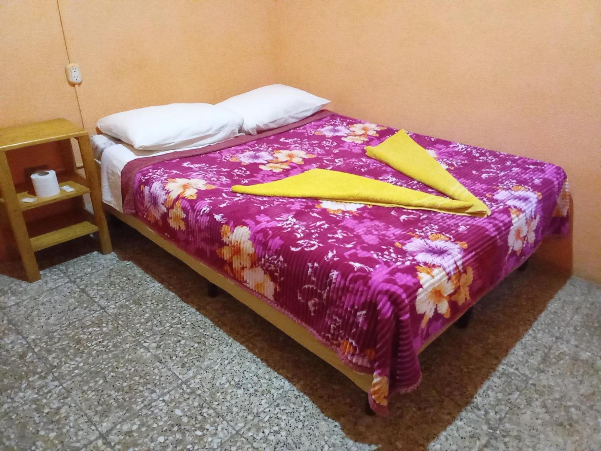 Hospedaje Santo Domingo Panajachel Extérieur photo
