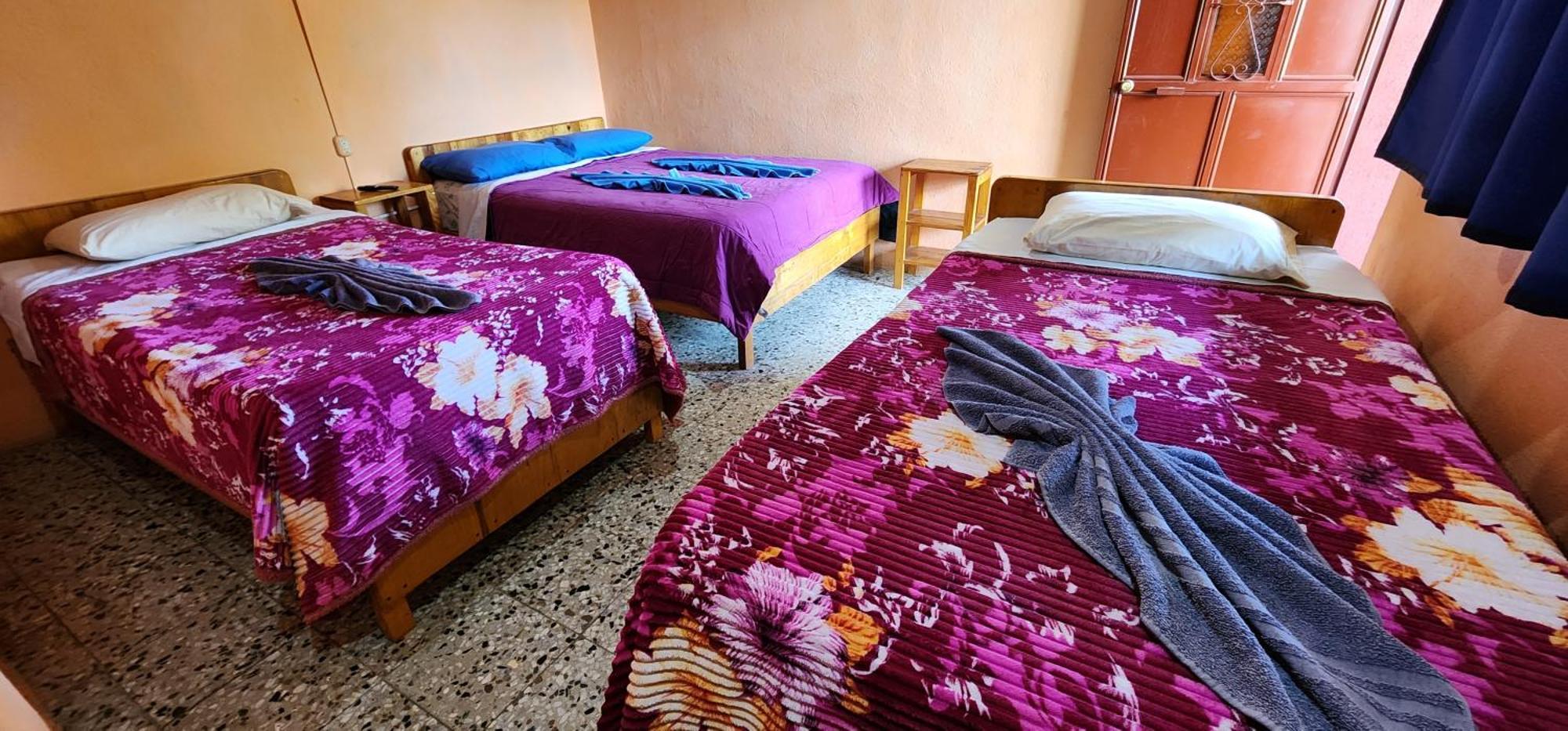 Hospedaje Santo Domingo Panajachel Extérieur photo